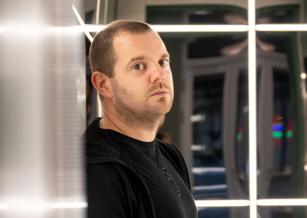 Mike Skinner, britischer Rapper, Musiker und Produzent, auch bekannt unter dem Namen seines Rap-Projektes The Streets, aufgenommen bei einem Interviewtermin mit der Deutschen Presse-Agentur. - © Monika Skolimowska/dpa