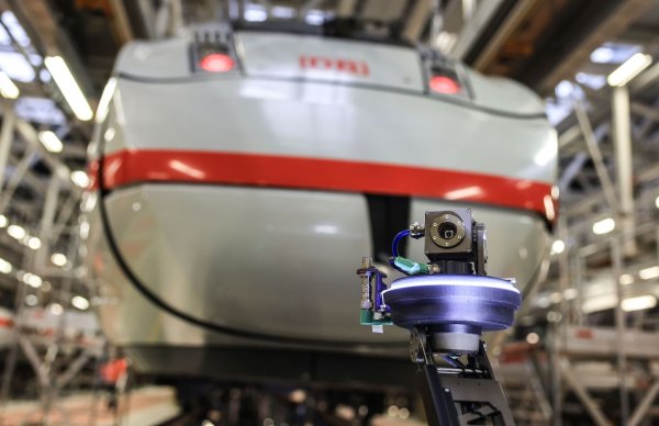 Ein ICE der Deutschen Bahn steht vor einem Unterflurgerät in der Wartungshalle. - © Oliver Berg/dpa