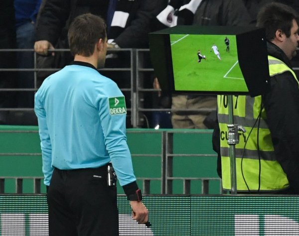 Der DFB will bei VAR-Entscheidungen für mehr Transparenz sorgen. - © Arne Dedert/dpa