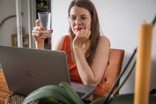 Unzufrieden am Arbeitsplatz? Nicht immer muss es dann ein neuer Job sein. Oft machen auch kleinere Veränderungen einen Unterschied - etwa mehr von Zuhause aus arbeiten. - © Christin Klose/dpa-tmn