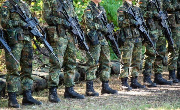 Deutschland sagt 35.000 Soldaten für eine neue Nato-Strategie zu. - © Christophe Gateau/dpa