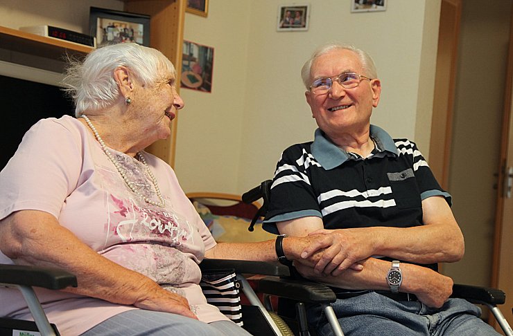 Lilli Brand (92) und Alwin Topp (88) sind seit vier Jahren ein Paar. Kennengelernt haben sich die beiden im Altersheim. - © Vera Gerstendorf-Welle