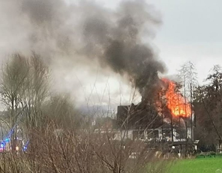 Die Rauchentwicklung war enorm. - © Feuerwehr Kalletal