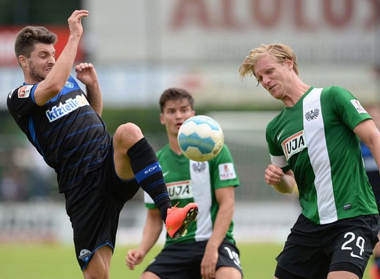 Paderborns Stefan Kutschke (l.) im Zweikampf mit Münsters Marco Pischorn. - © FOTO: MARC KÖPPELMANN