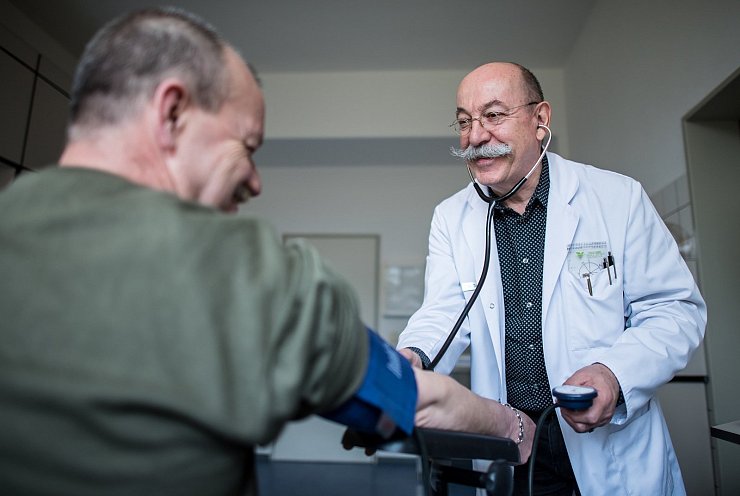 Medizinchek: Anstaltsarzt Uwe Tamm misst Häftling Siegfried L. den Blutdruck. - © Guido Kirchner/dpa