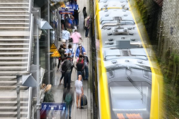 Wie können wir die Verkehrswende schaffen? Allein das Deutschlandticket reiche nicht aus, meint der VCD. - © Felix Kästle/dpa