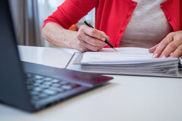 Wer wissen will, ob er von unrechtmäßigen Kosten betroffen ist, sollte im Riester-Vertrag die Regelung zur Auszahlungsphase prüfen. - © Christin Klose/dpa-tmn