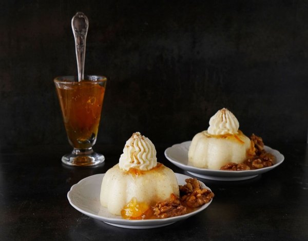 Mit einer Sahnehaube wird der Pudding mit Orangensauce zum Türmchen. - © Manfred Zimmer/herrgruenkocht.de/dpa-tmn