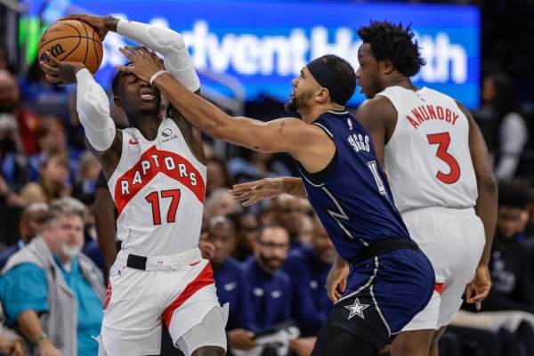 Orlandos Jalen Suggs (M) foult Torontos Dennis Schröder (17). - © Kevin Kolczynski/AP/dpa