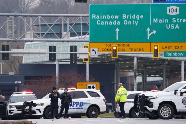 Polizisten sperren den Eingang zur Rainbow Bridge im Bundesstaat New York. - © Derek Gee/The Buffalo News via AP/dpa