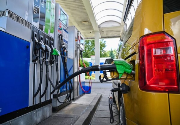 Tankstelle: Der Preisabstand zwischen Autobahn und Umland ist zuletzt gewachsen. - © Uwe Lein/dpa
