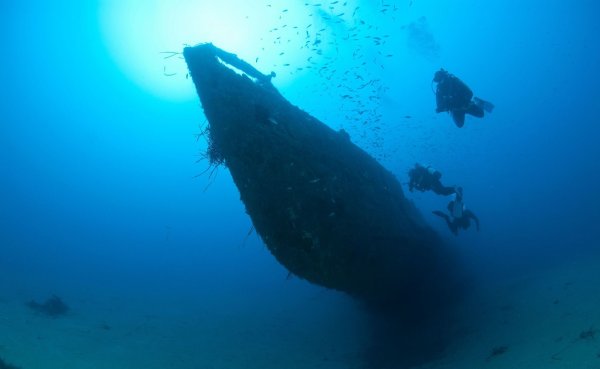 Faszination in der Tiefe: Taucher erkunden ein gesunkenes U-Boot in Südfrankreich. - © Peter Leopold/Verband Deutscher Sporttaucher e.V/dpa-tmn