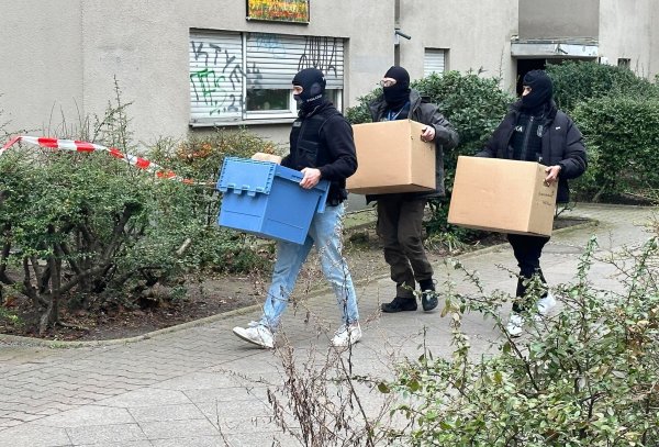 Nach der Festnahme von Daniela Klette setzt die Berliner Polizei ihren Einsatz in der Wohnung der früheren RAF-Terroristin fort. - © Paul Zinken/dpa