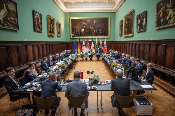 Die Ministerpräsidenten der Ost-Länder beraten bei einer gemeinsamen Konferenz in Berlin. - © Michael Kappeler/dpa