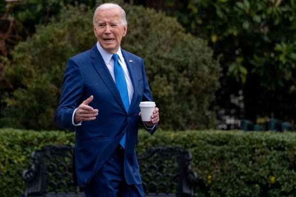 Biden macht regelmäßig Schlagzeilen mit Patzern, Versprechern und kleineren Fehltritten. - © Andrew Harnik/AP/dpa