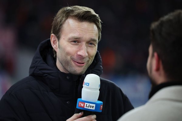 Simon Rolfes, Leverkusens Geschäftsführer Sport, spricht in einem Interview vor dem Spiel. - © Jan Woitas/dpa