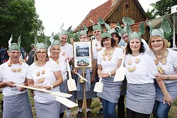 Nicht die Schnellsten, aber die Schönsten: Die "Cherusker-Bäcker" und ihre "Sahneschnitten" aus Almena hatten die originellsten Kostüme vorzuweisen. - © Foto: Hoppe