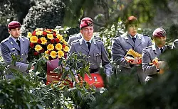 Der in Afghanistan get&ouml;tete Soldat Martin Augustyniak aus Bielefeld wurde 2010 auf dem Friedhof Quelle an der Magdalenenstra&szlig;e beerdigt. - &copy; ARCHIVFOTO: ANDREAS ZOBE