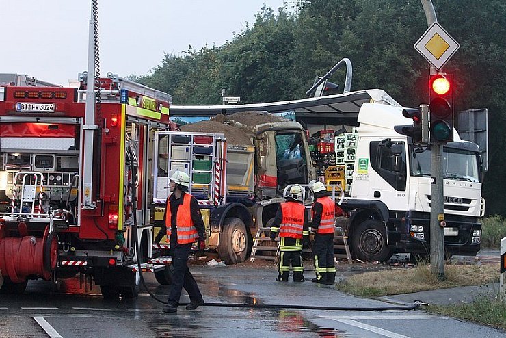 Die Fahrer der Lastwagen wurden schwer verletzt. - © FOTO: ANDREAS ZOBE