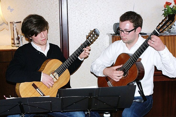 Das Duo "Adiemus" mit David Ropertz (links) und Timo Schlegel spielt im Karolinenheim. - © Foto: Schneider