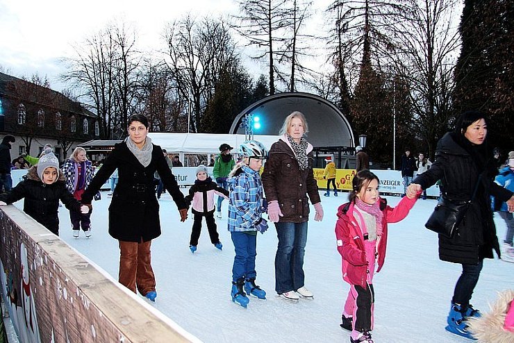 Ob Kindergärten, Schulen, Familien und Einzelpersonen - die Eisbahn war ein Anziehungspunkt. - © Foto: Gröne