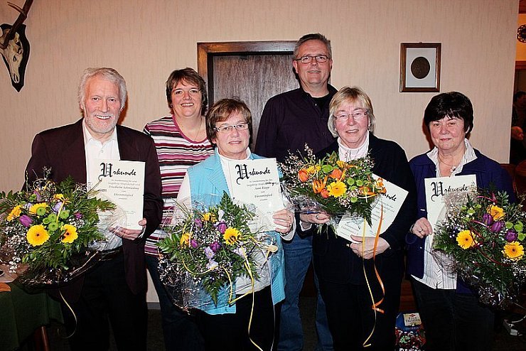 Blumen für die neuen Ehrenmitglieder: Vorsitzende Sabine Keiser (Zweite von links) und Oberst Andreas Becker (Vierter von links) gratulieren Friedhelm Schmieding, Anni Rügge, Gisela Stolle und Marianne Schmidt (von links). - © Foto: sölter