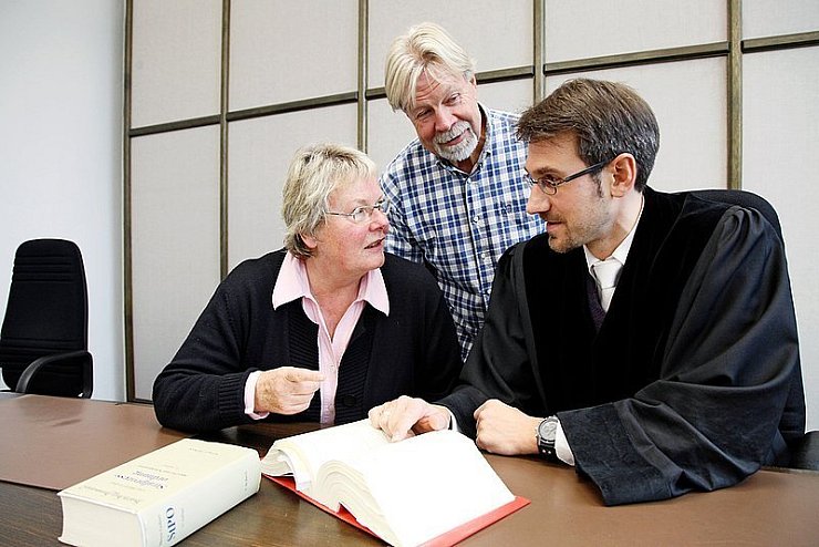 Die beiden Schöffen Bärbel Wendt und Reinhard Gehrke mit Richter Christian von Borries. - © Foto: Preuss