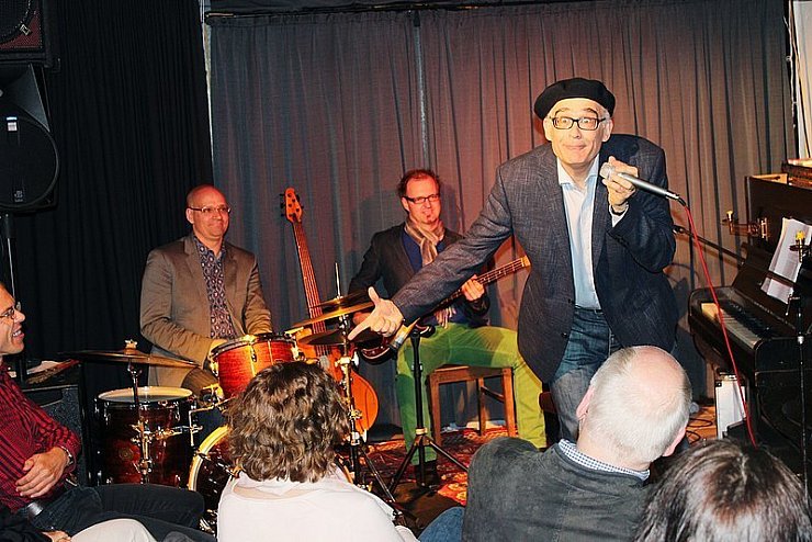 Felix Janosa, im Hintergrund seine Musikerkollegen Steffen Thornählen (links) und Antoine Pütz. - © Foto: Sölter