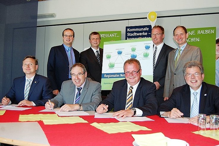 Die Bürgermeister (von links) Dr. Andreas Wulf (Augustdorf), Friedrich Ehlert (Dörentrup), Andreas Karger (Kalletal) und Gerhard Schemmel (Leopoldshöhe), dahinter stehen die Vertreter der Stadtwerke (von links) Arnd Oberscheven (Lemgo), Jürgen Peterson (Rinteln), Volker Stammer (Bad Salzuflen) und Christoph Hüls (Detmold). - © Archivfoto: Kemna