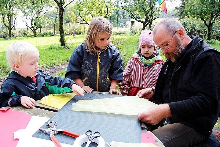Patrick, Kyara und Eva (von links) schauten Klaus Timmerberg intensiv zu. - © Foto: Beckmann
