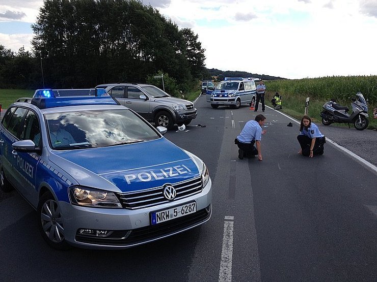 Der genaue Unfallhergang war vor Ort noch unklar. Der Helm des Polizisten lag vor den Reifen des Geländewagens. - © FOTO: KIEL-STEINKAMP