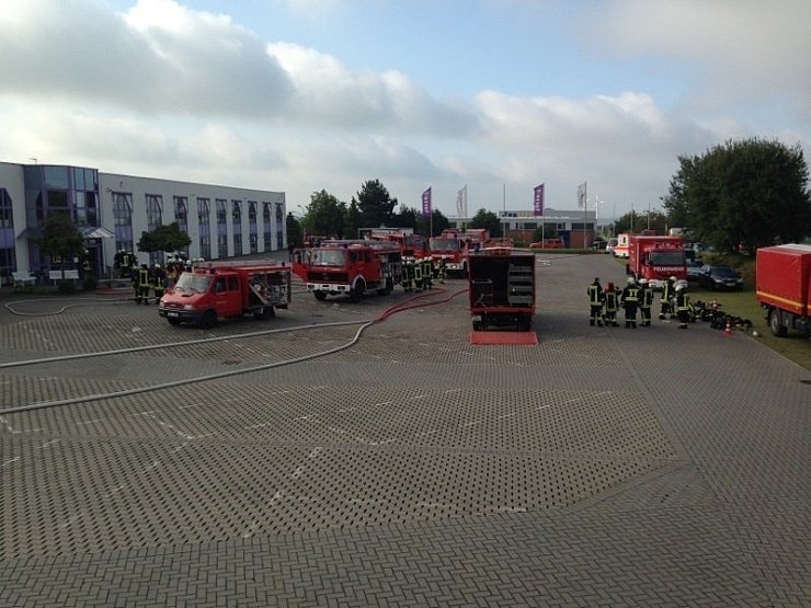 Bei der Wortmann AG in Hüllhorst hat es am Samstagmorgen gebrannt. - © FOTO: CHRISTIAN MATHIESEN