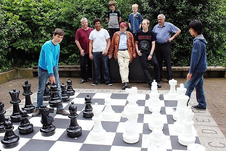 Daniel Stahl (links) spielt gegen Cang Lu. Aufmerksame Beobachter sind Volker Dittert, Jannis Owusu, Sebastian Pietsch, Heinz-Jürgen Schönhals, Kim Schmieder, Karsten Trachte und Jakob Benks (von links). - © Foto: Sölter