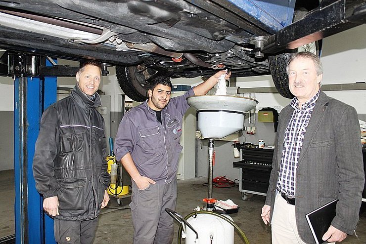 Kundendienstmeister Volker Bietau, Kraftfahrzeugservicemechaniker Faris Akman und Rainer Dubbert, Teamleiter bei der Arbeitsagentur Detmold (von links). 
