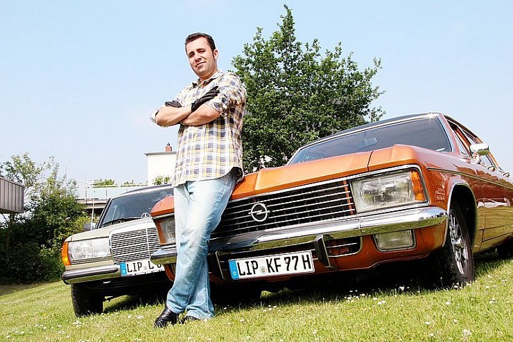 Sven-Eric Bierhenke hat viel Freude an Old- und Youngtimern. Er posiert für die LZ vor einem Mercedes W123 aus den frühen 80ern und einem Opel Admiral 2.8S aus den 70er Jahren. - © Foto: Pavlustyk