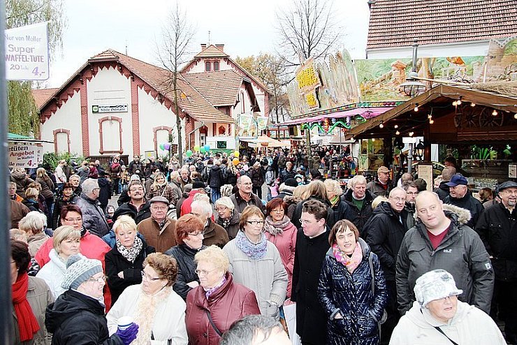 Menschenmenge in der Ortsmitte: Vor dem Schlänger Markt werden Sicherheitsfragen geklärt. - © Fotoarchiv: Gröne