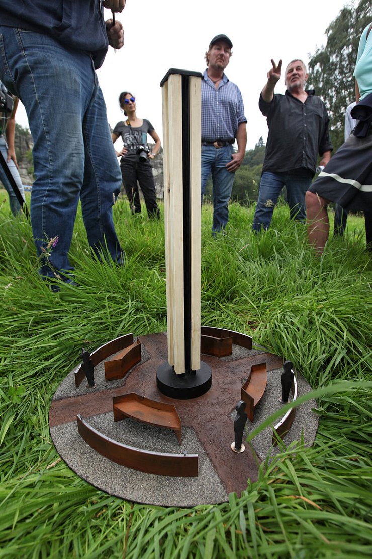 Im Oktober fertig: Schmiedeplatz und Kommunikationsrondell – Heinz Hoenig zeigt es mit den Fingern an. - © Bernhard Preuss
