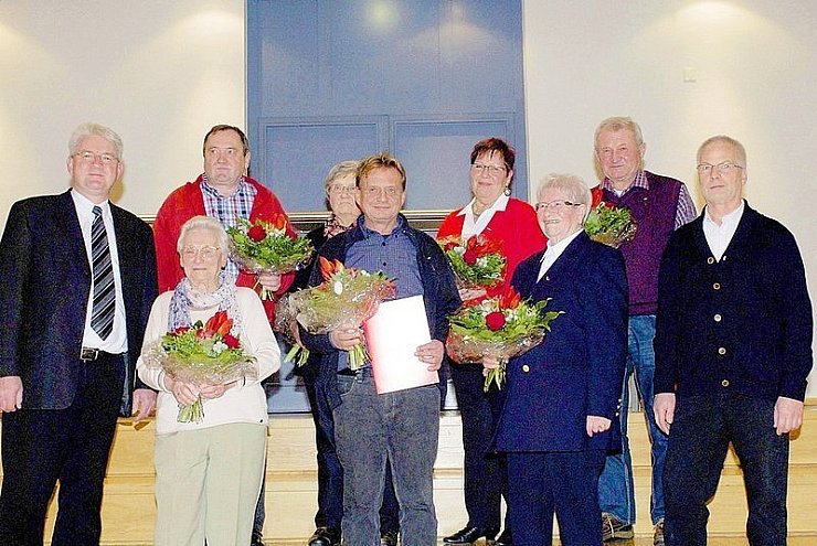 Vorsitzender Thomas Katzer (links) und sein Stellvertreter Heinrich Perbix (rechts) bedanken sich bei den Jubilaren Liselotte Andres, Manfred Erdmann, Karin Böcker, Heinrich Georg Schneider, Christel Bloch, Hilde Wlk und Karl-Heinz Kronshage (von links). - © Foto: privat