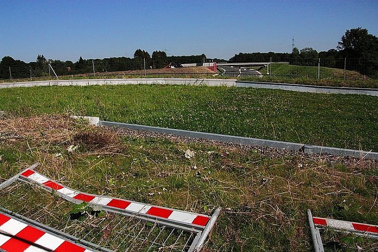 Über eine Länge von 43 Metern spannt sich die Grünbrücke, die inzwischen mit einer dichten Krautschicht bewachsen ist, über die A 33. Eine Betonkante verwehrt Nagern und Kriechtieren den Blick auf die Autobahn. Der Landesbetrieb will als "Leitstrukturen" noch Büsche an den Brückenrändern pflanzen. Über die Brücke im Hintergrund wird die Buschkampstraße über die A 33 geführt. - © FOTO: SILKE KRÖGER