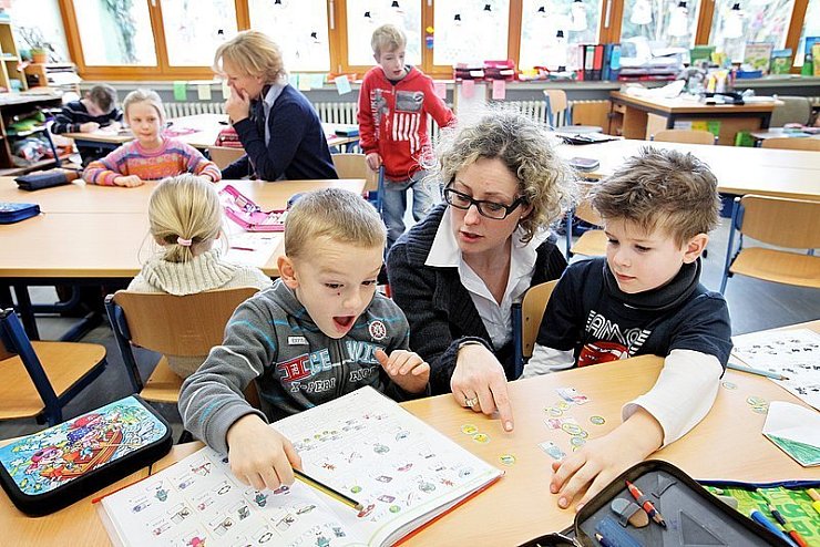 Schüler der Grundschule Horn mit ihren Klassenlehrerinnen. - © Foto: Preuss