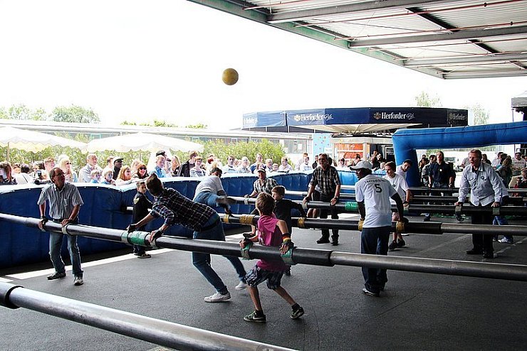 Mannschaften der verschiedenen Windmöller-Firmen haben sich am Sonntag beim Sommerfest der Gruppe in Augustdorf im Großkicker gegenüber gestanden. Auch Augustdorfs Gemeindesportverbands-Chef und Witex-Mitarbeiter Gottfried Dennebier (ganz rechts) war dabei. - © Foto: Engelhardt