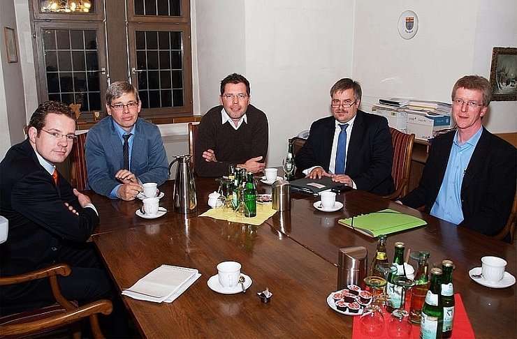 Gemeinsam wollen sie Menschen in Not helfen: Regierungsrat Till Immich, Hauptdezernent Peter Ernst (Arnsberg) Bürgermeister Rainer Vidal, Geschäftsführer Wolfgang Gelhard und Michael Wöstemeyer (Kolping-Bildungswerk Paderborn). - © FOTO: KÖHNE