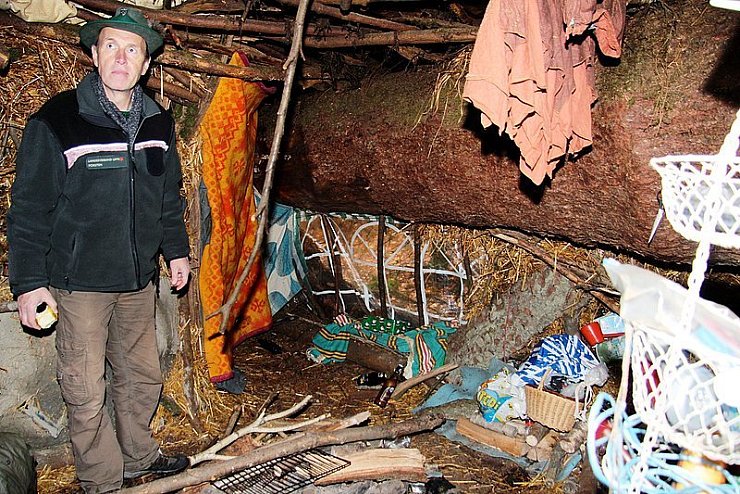 Förster Gottfried Helmers in der Erdhöhle. - © Foto: Gröne