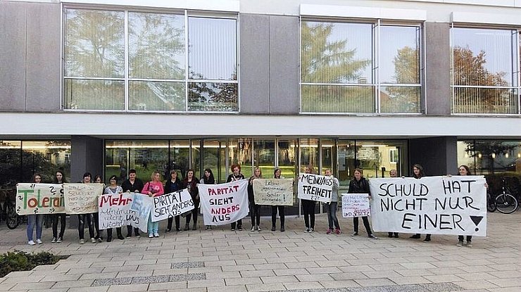Schüler des Berufskollegs am Sozialseminar Detmold haben gestern vor der Detmolder Bezirksregierung auf die Situation an der Schule aufmerksam gemacht. - © Foto: Privat