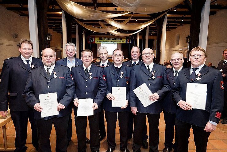 Ehrungen bei der Wehr: Rolf Heerde, Reinhard Jakobskrüger, Dirk Kuhlmann, Friedrich-Wilhelm Prasse, Frank Kuhlmann sowie Kreisbrandmeister Karl-Heinz Brakemeier (Reihe vorn, von links). In der hinteren Reihe sind die Gratulanten Thorsten Schäfer, Matthias Engel, Bürgermeister Eberhard Block und Stephan Beinker zu sehen (von links). - © Foto: Gocke