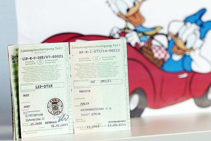 Knöllchen-Mythos: Ein Strich – keine Auswirkung: Künftig wird es nur noch Fahrzeugscheine ohne Bindestrich geben (rechts), passend zu den neuen Nummernschildern. Die alten Dokumente bleiben aber gültig und müssen im europäischen Ausland anerkannt werden. - © Foto: Mausch