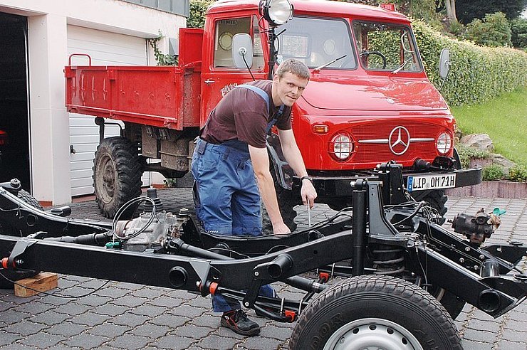 Hobbyschrauber: Markus Buhl restauriert einen 30 Jahre alten Mercedes G. Im Hintergrund steht mit dem Unimog des "Löschzug Zauchensee" das Vorgängerprojekt des 41-Jährigen. - © Foto: Gallisch