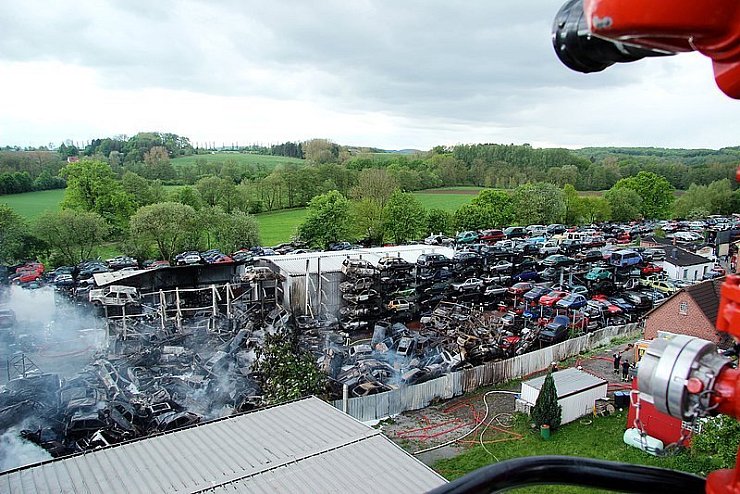 200 von den etwa 1.300 Altautos auf dem Birkenfeld-Gelände sind jetzt reif für die Schrottpresse. - © Foto: privat