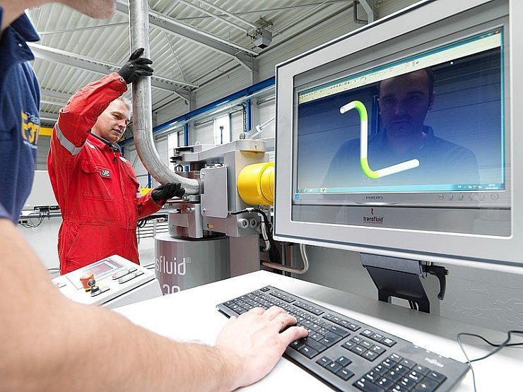In Augustdorf fertigt Parker Hannifin großformatige Rohre bis zu einem Durchmesser von 220 Millimeter nach Kundenwunsch, reinigt sie und bereitet die Produkte zum Versand vor. - © Foto: Parker Hannifin