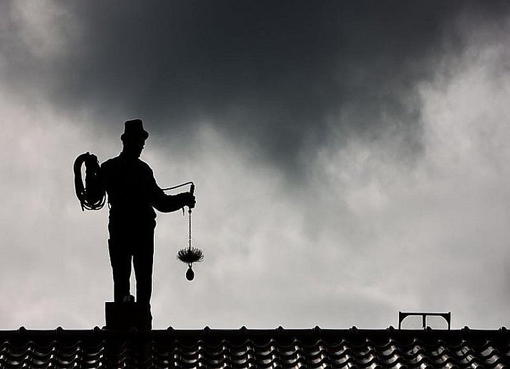 Die Kehrbranche bereitet sich auf die freie Wirtschaft vor. Denn ihr althergebrachtes Monopol wird zum 1. Januar weggefegt. - © FOTO: DPA